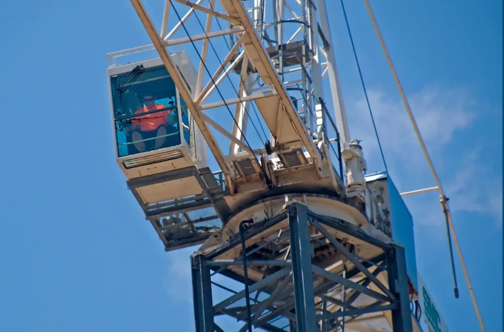 Operador de grúa torre durante el desempeño de su tarea